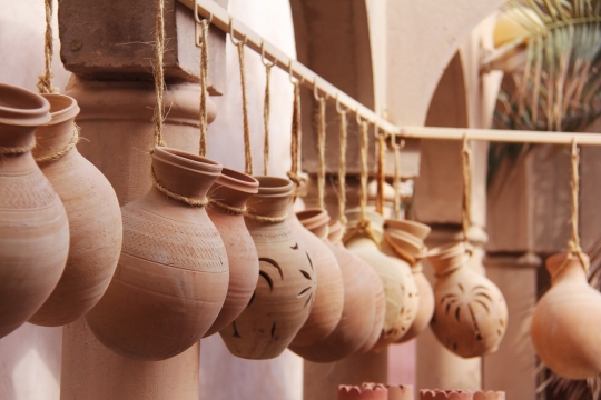 商家店铺外悬挂瓦罐街景特写