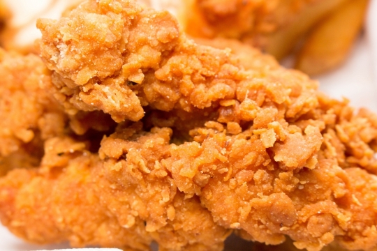 餐桌摆放调味香酥炸鸡美食