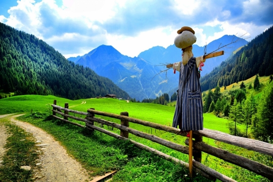 风景摄影_高山下翠绿草坪稻草人风光
