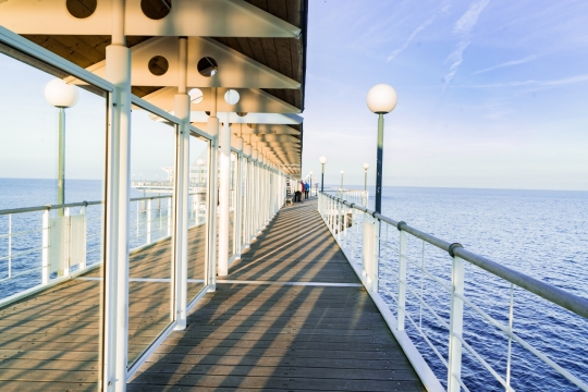 海中游艇海边栈道美景特写