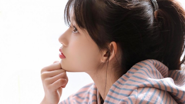 清纯大眼美女高清桌面壁纸