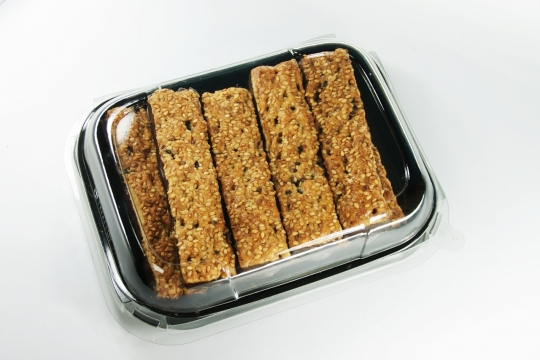 白色桌面黑色塑料盒子新鲜美味饼干食物