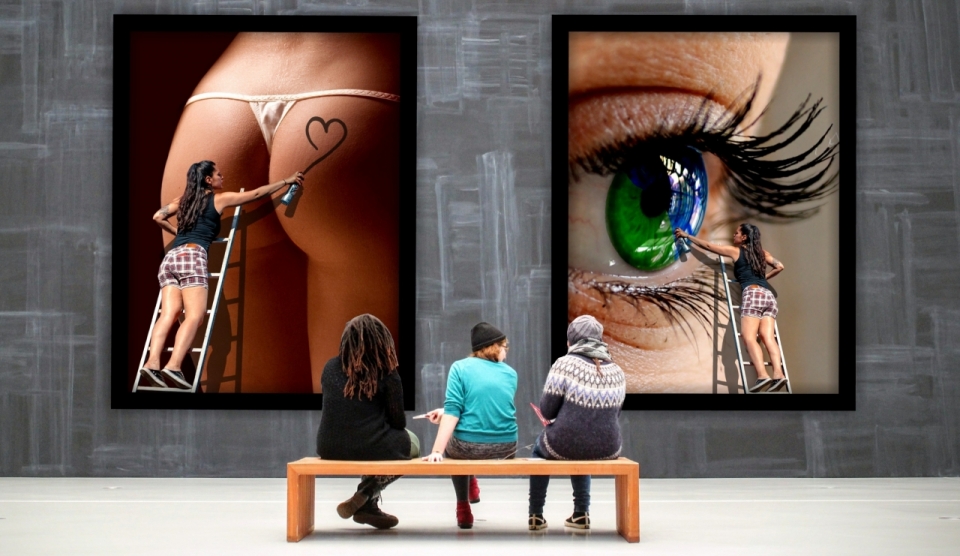 坐长椅女性看画廊墙壁上艺术照片