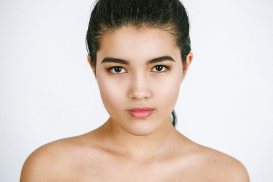 白色背景黑色长发年轻亚洲女性正面肖像