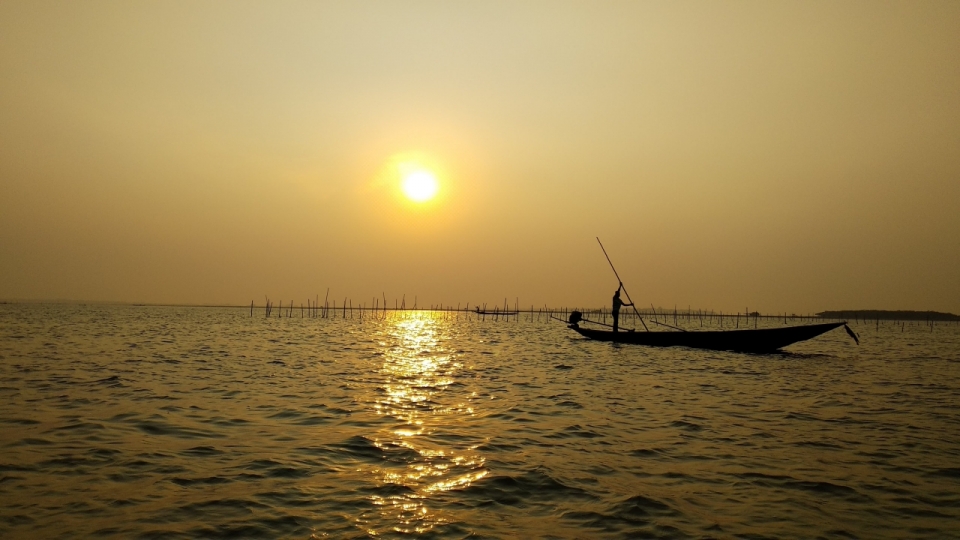 金黄色夕阳简陋船只渔民自然风光