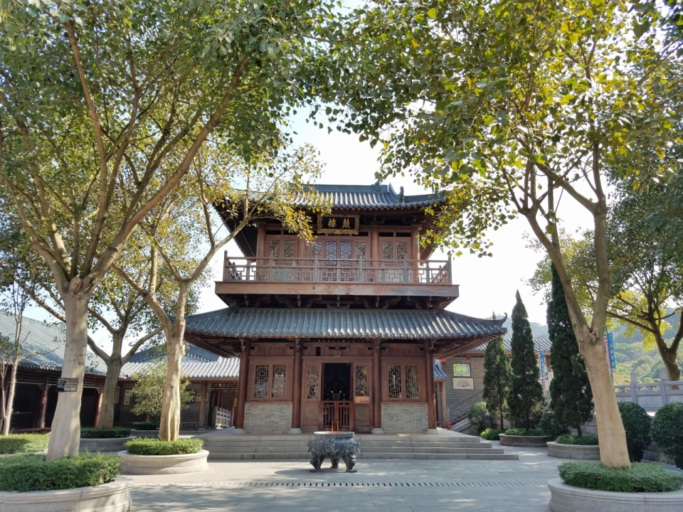 郊外山峰包围古老寺庙建筑