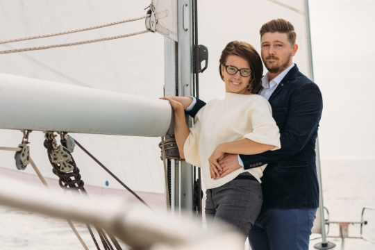 大海海面白色船上亲密的男性女性