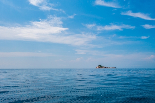辽阔平静海面远方岛屿蓝天美景
