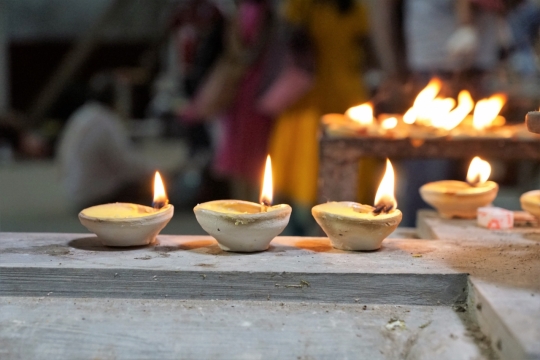 白色石质容器蜡烛燃烧唯美光芒