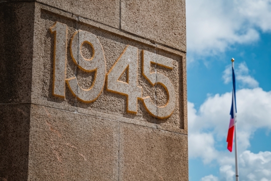 1945和平和谐国旗蓝天白云象征纪念