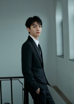 帅气明星王俊凯西装写真图片