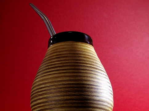 红色背景精美手工陶罐摆拍