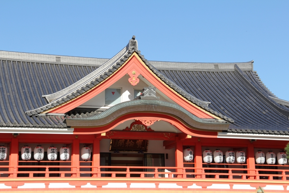 日本华丽庭院建筑红木栏杆特写