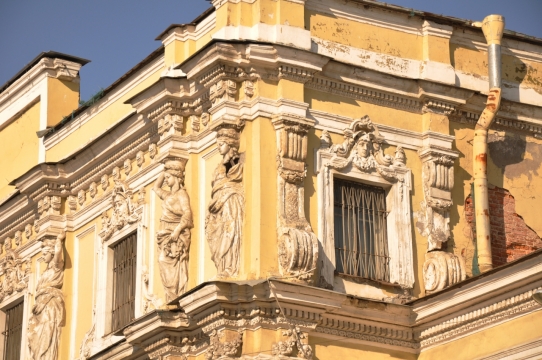 阳光蓝色天空城市街道古老建筑