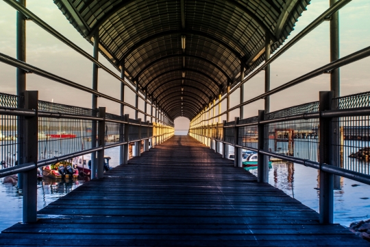 河岸船只长廊木板栈道延伸风光特写