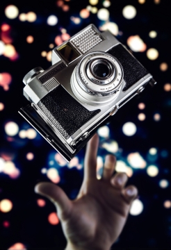 彩色光斑前手掌抛出的照相机