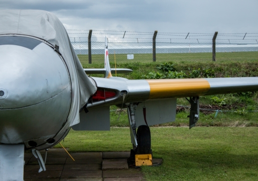 机库停放的喷气式战斗机特写