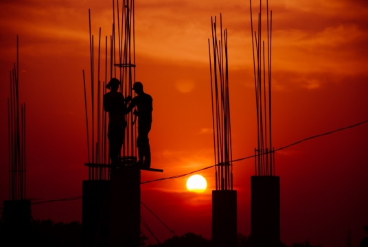 夕阳电工施工电线户外