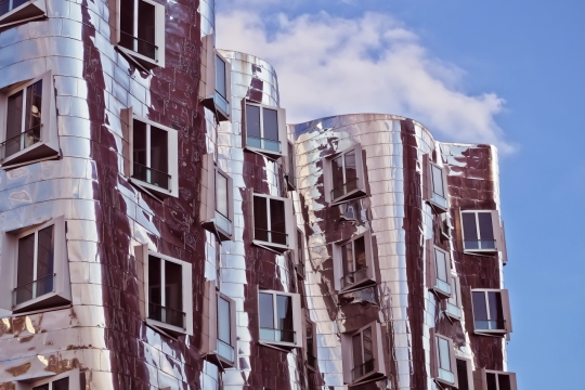 蓝色天空奇特创意设计房屋建筑