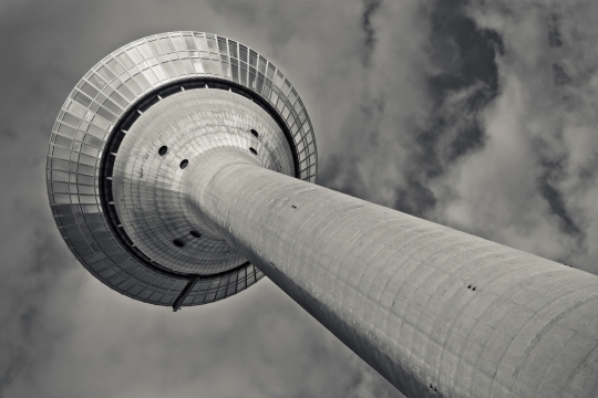 黑白户外天空下城市电视塔建筑