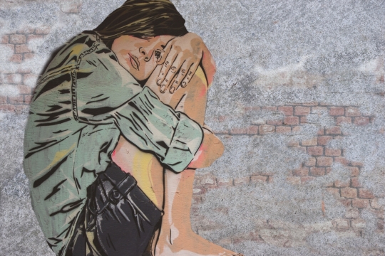 街道墙壁彩色长发女性街头艺术绘画