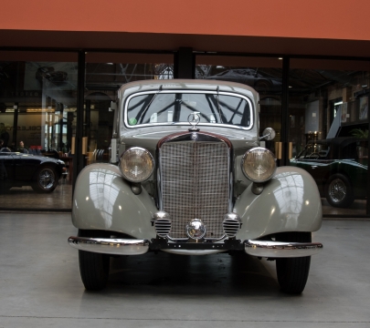 城市街道建筑前古典灰色轿车