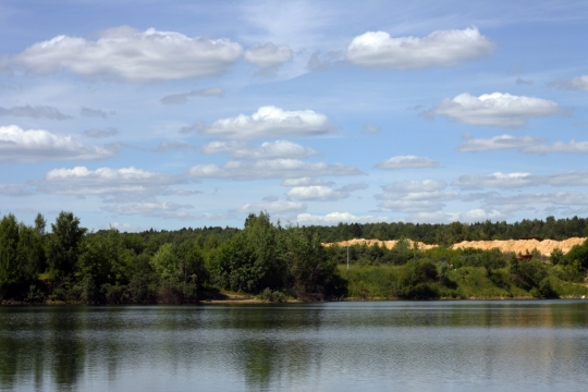 天空白云树林湖泊高清外景美图