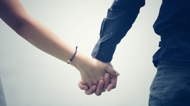 爱人之间的牵手高清桌面壁纸