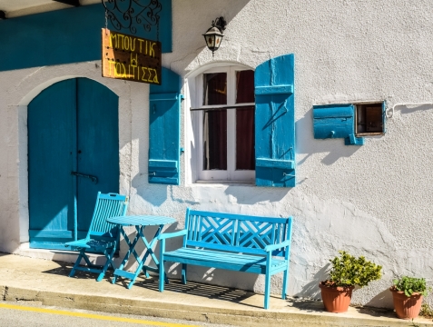 白色石质墙壁蓝色门窗建筑