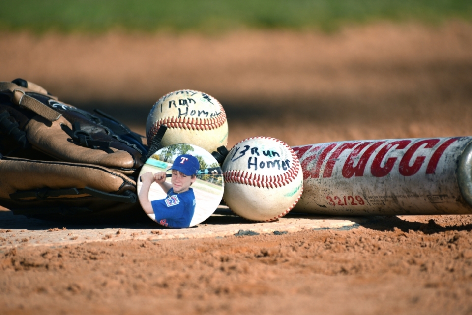 放在地上的棒球棒棒球和胸针照片静物摄影