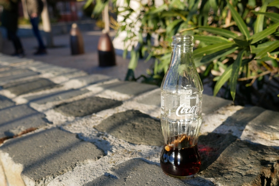 阳光城市街道地面透明玻璃瓶可口可乐