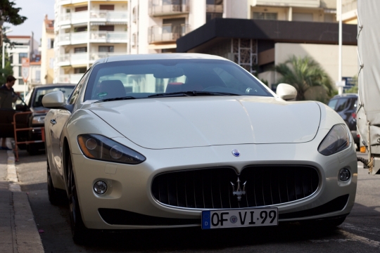 街边停放玛莎拉蒂豪华跑车流线造型外观