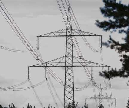 城市郊区高耸高压电塔天空外景