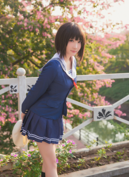 外景摄影_户外水手服丰满女生长腿特写