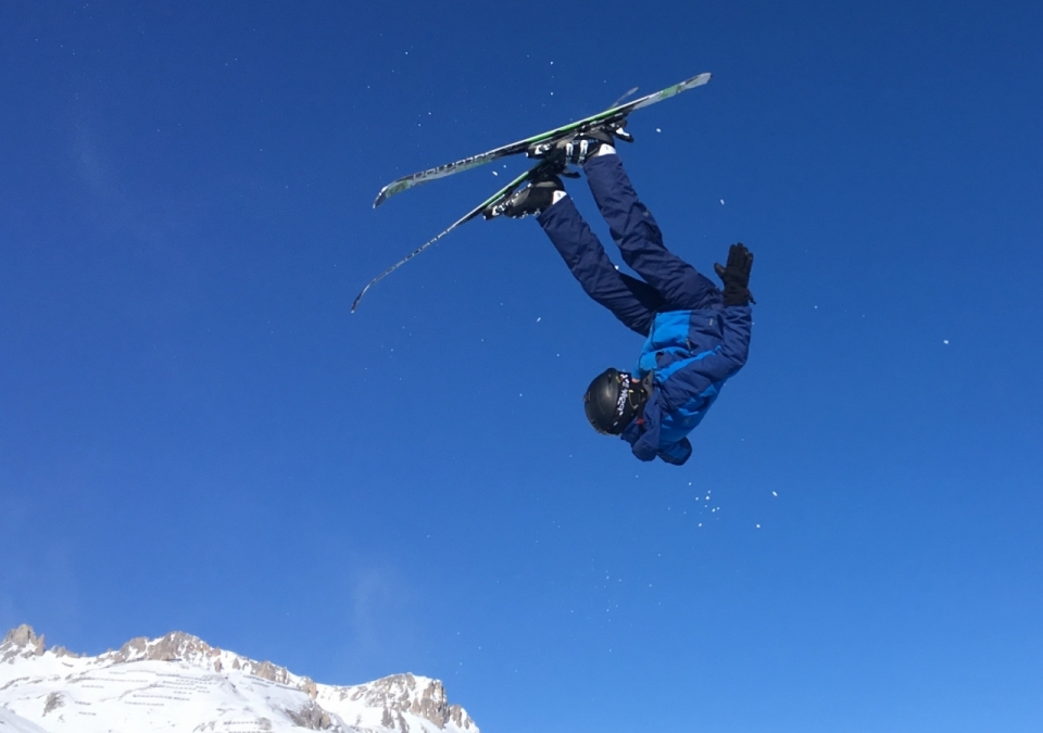 特技滑雪运动员空中三百六十度抓拍