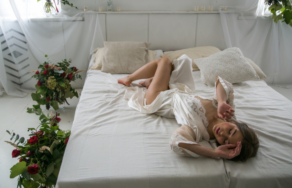 躺在白色床上睡觉的性感美女