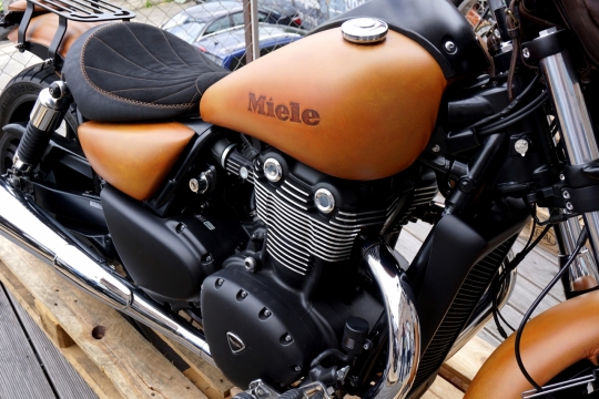 街边停放崭新豪华机车高清外观