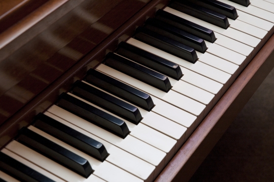 室内古典文艺木制钢琴黑白琴键