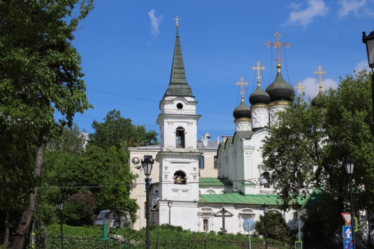 幽静树林深处白色教堂建筑外观