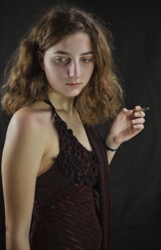 人物摄影_灰色背景拿香烟金色长发时尚美女