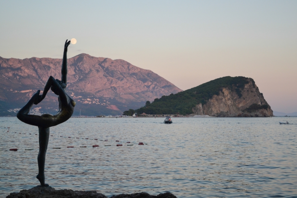 傍晚海边的芭蕾舞者雕像