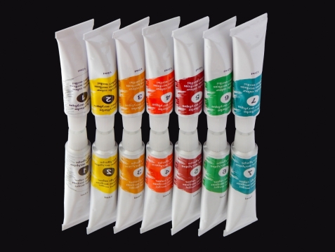 光滑黑色瓷砖倒影彩色颜料静物