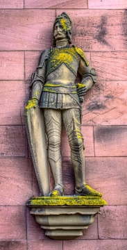 城市街道墙壁上古老历史艺术金属雕像