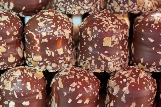 室内黑色坚果巧克力棉花糖美味甜点