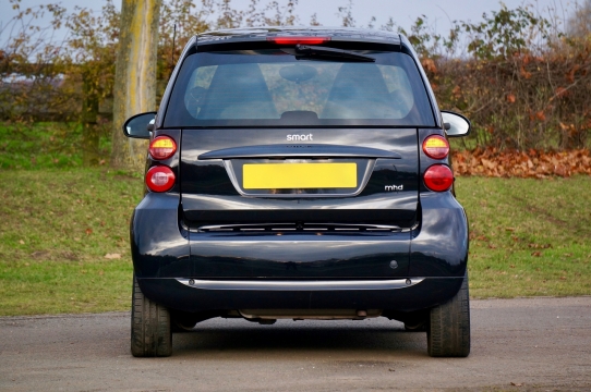 郊外马路上黑色smart汽车背面