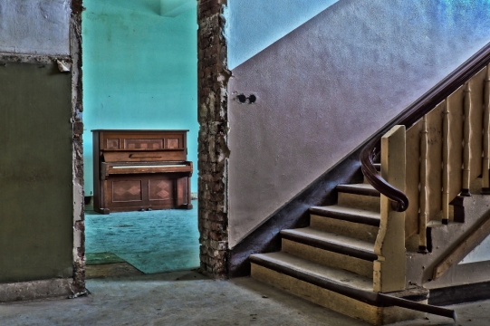 破旧楼梯间内的复古钢琴