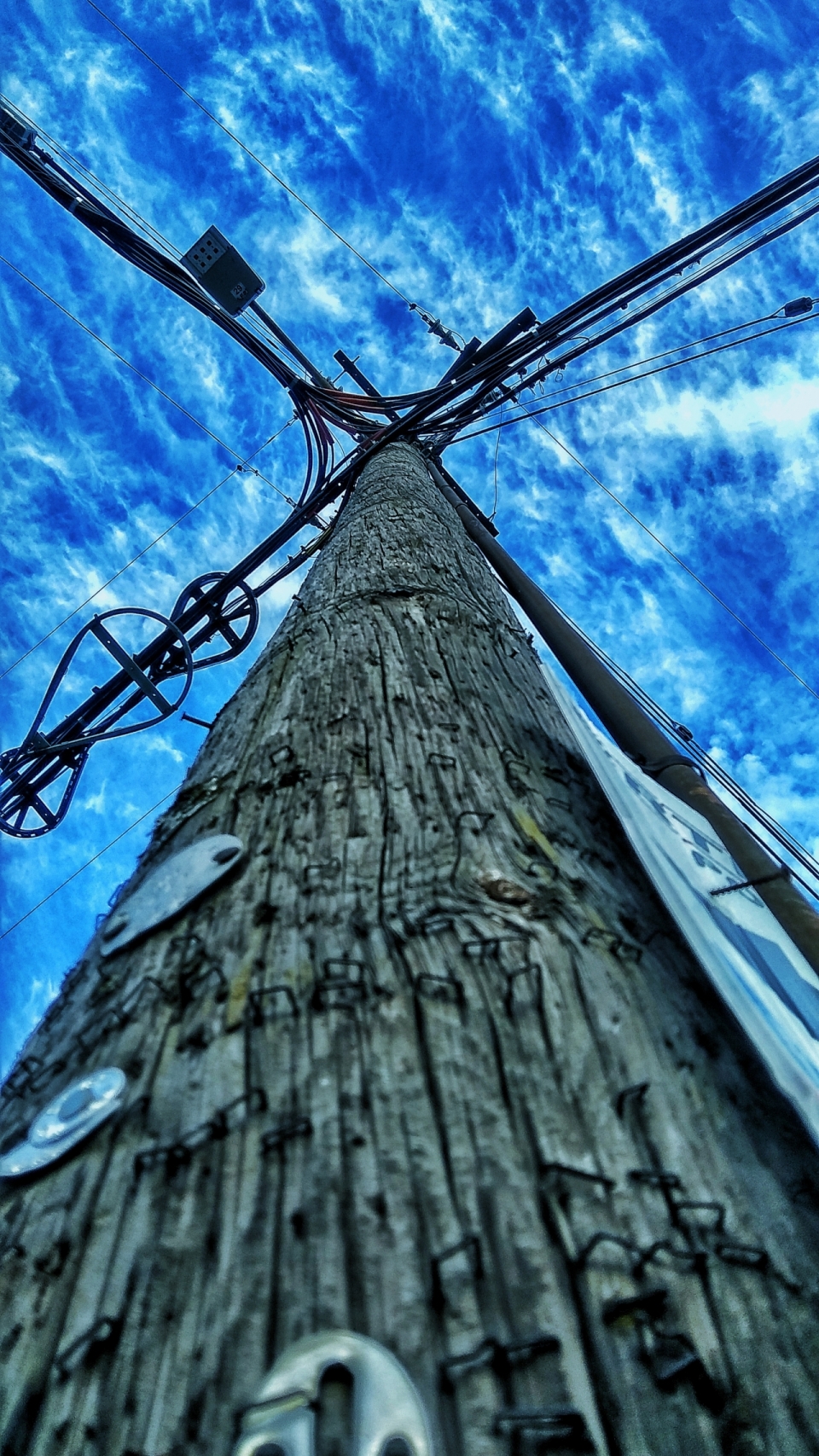 木头电线杆上的蓝色唯美天空仰拍摄影