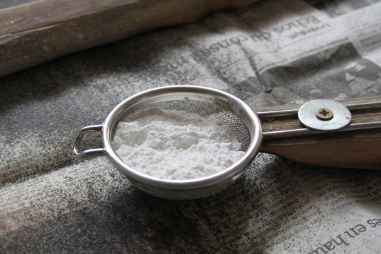 室内桌面报纸滤网工具白色粉末