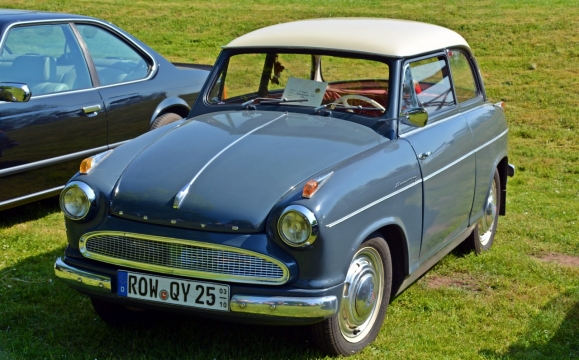 阳光户外自然草坪古老蓝色轿车