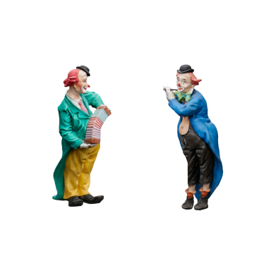 两个正在一起表演音乐的小丑玩偶